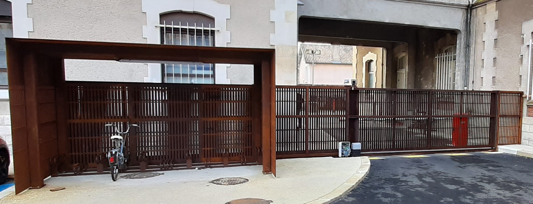 Abri vélo et portail coulissant Corten - CAF Cahors